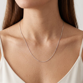 Corrente Veneziana Linear Prata — na modelo