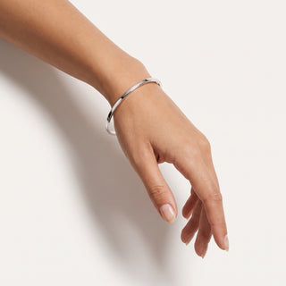 Pulseira Bracelete Silhouette Prata — na modelo