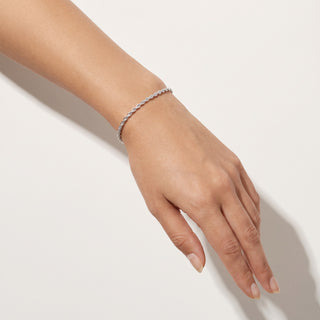Pulseira Seda Prata — na modelo