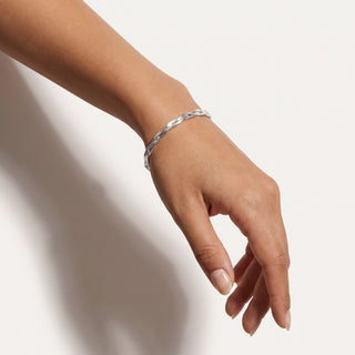 Pulseira Trançada Duna Prata — na modelo