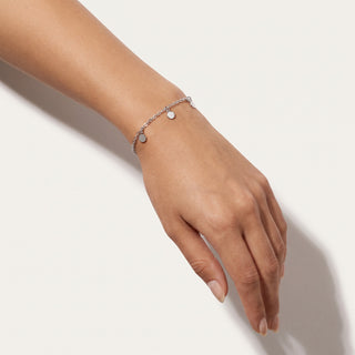 Pulseira Medalhas Charm Prata — na modelo