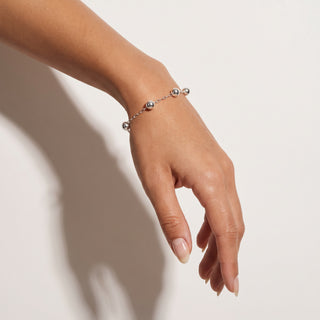 Pulseira Esferas Luz Prata — na modelo