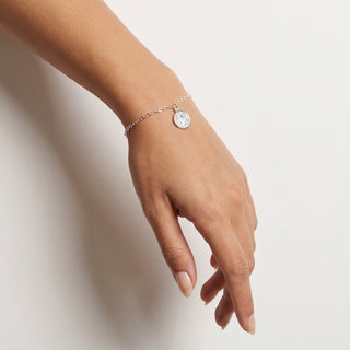 Pulseira São Bento Prata — na modelo