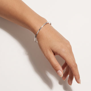 Pulseira Bracelete Slim Prata — na modelo