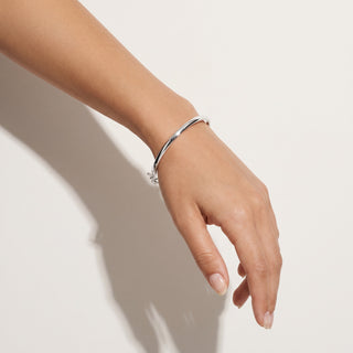 Pulseira Bracelete Reflet Prata — na modelo