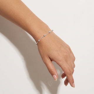 Pulseira Esferas Mini Prata — na modelo