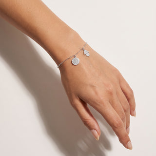 Pulseira Hamsá e Infinito Fortuna Prata — na modelo