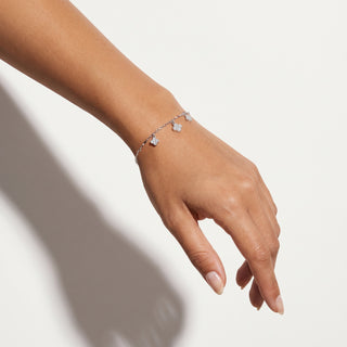 Pulseira Trevo e Hamsá Sorte Prata — na modelo