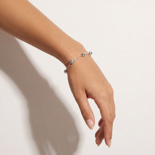 Pulseira Esferas Eleganza Prata — na modelo