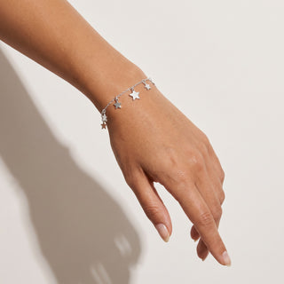 Pulseira Estrelas Astral Prata — na modelo