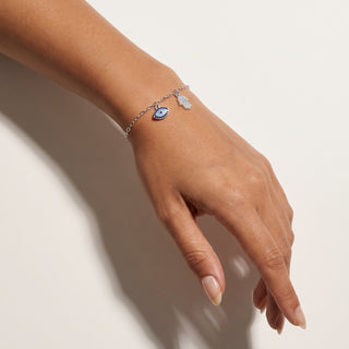 Pulseira Olho Grego e Hamsá Talismã Prata — na modelo
