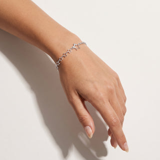 Pulseira Estrelas Cielo Prata — na modelo