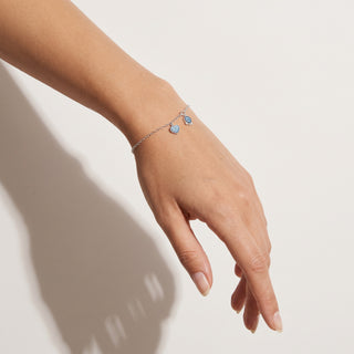 Pulseira Olho Grego e Coração Laços Prata — na modelo