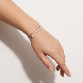 Pulseira Ferradura Destino Prata — na modelo