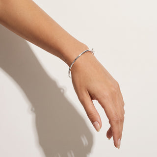 Pulseira Bracelete Vínculo Prata — na modelo
