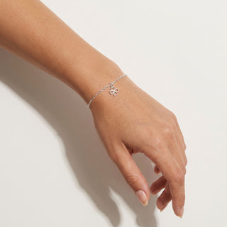 Pulseira Trevo Encanto Prata — na modelo