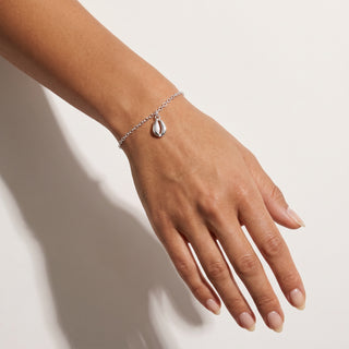Pulseira Búzios Oceano Prata — na modelo