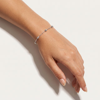 Pulseira Esferas Cintila Prata — na modelo